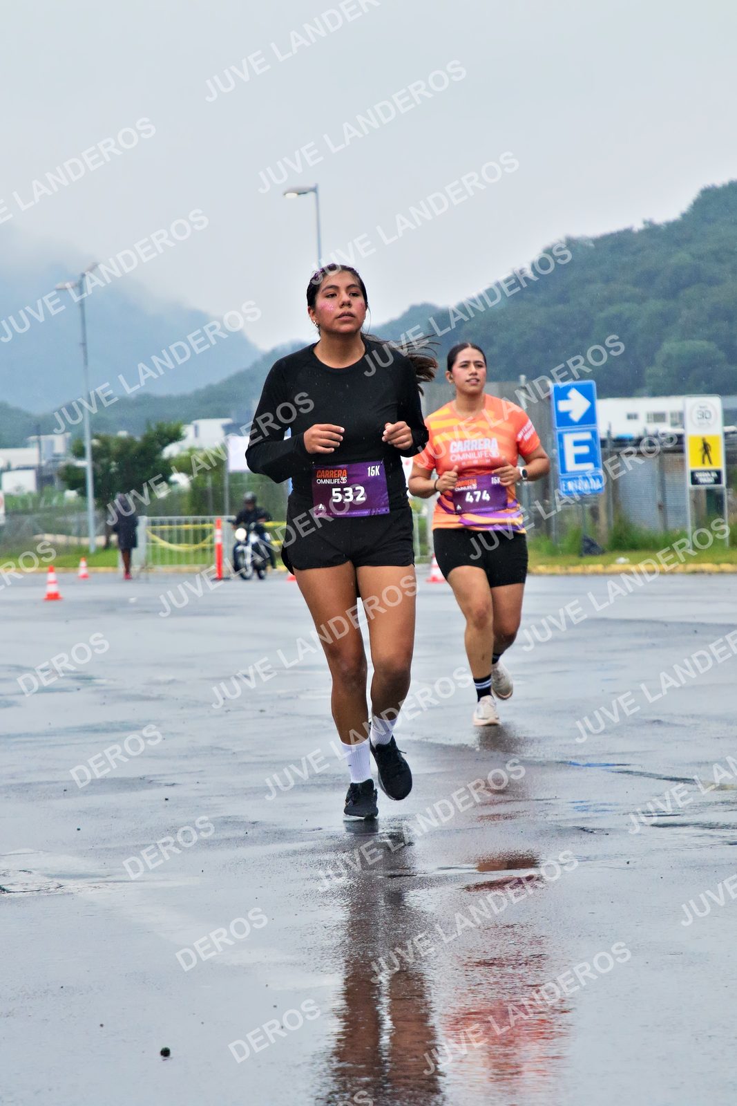 Foto de la CARRERA OMNILIFE GUADALAJARA en Estadio Akron, Zapopan a las 08:08 · dorsal 532, 474, 30