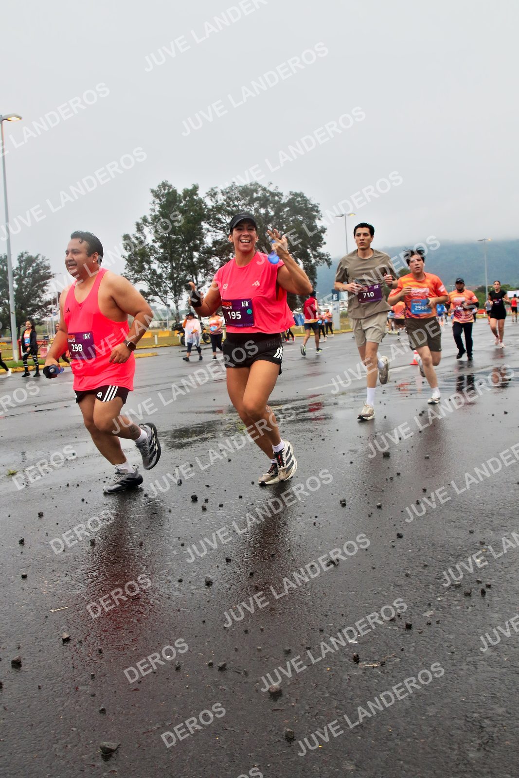 Foto de la CARRERA OMNILIFE GUADALAJARA en Estadio Akron, Zapopan a las 07:32 · dorsal 195, 298, 710, 2568