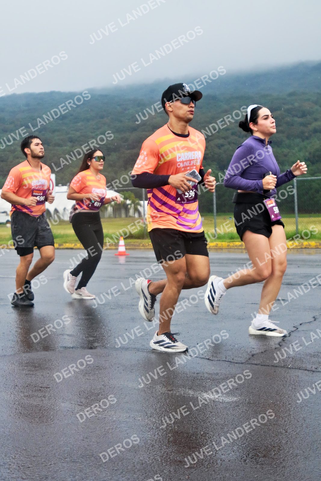 Foto de la CARRERA OMNILIFE GUADALAJARA en Estadio Akron, Zapopan a las 07:55 · dorsal 596, 691, 690