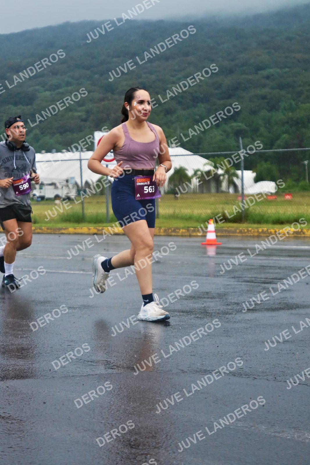 Foto de la CARRERA OMNILIFE GUADALAJARA en Estadio Akron, Zapopan a las 07:59 · dorsal 563, 590
