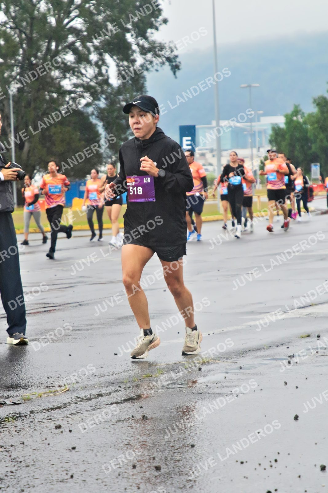Foto de la CARRERA OMNILIFE GUADALAJARA en Estadio Akron, Zapopan a las 07:24 · dorsal 518, 2519