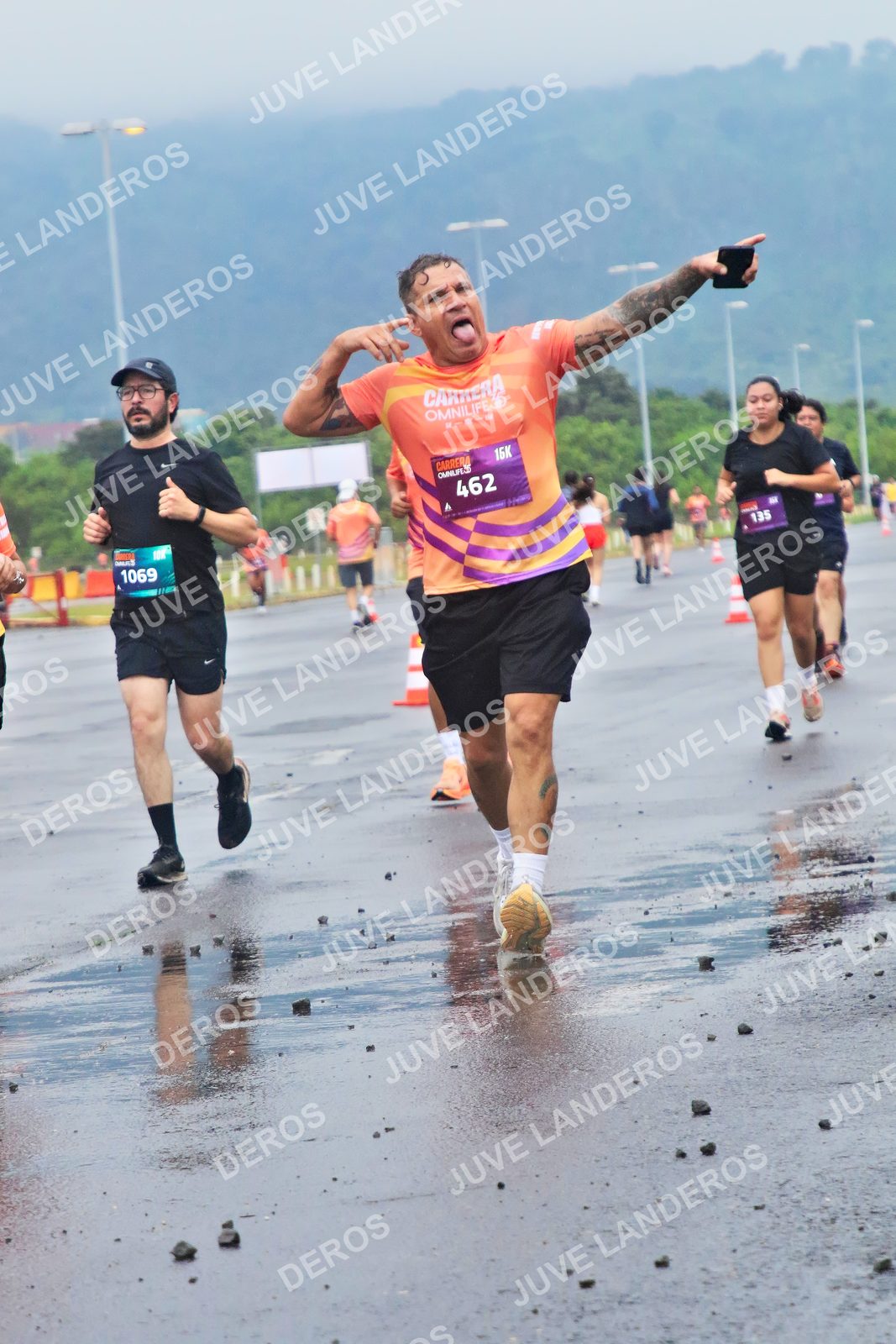 Foto de la CARRERA OMNILIFE GUADALAJARA en Estadio Akron, Zapopan a las 07:43 · dorsal 462, 1069, 135