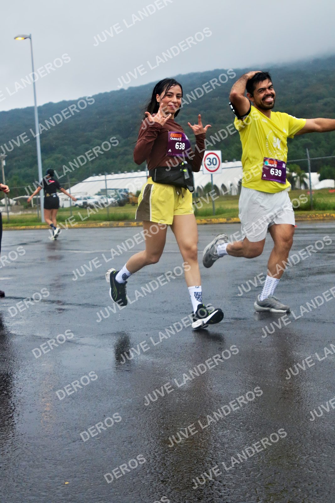 Foto de la CARRERA OMNILIFE GUADALAJARA en Estadio Akron, Zapopan a las 08:02 · dorsal 30, 638, 639