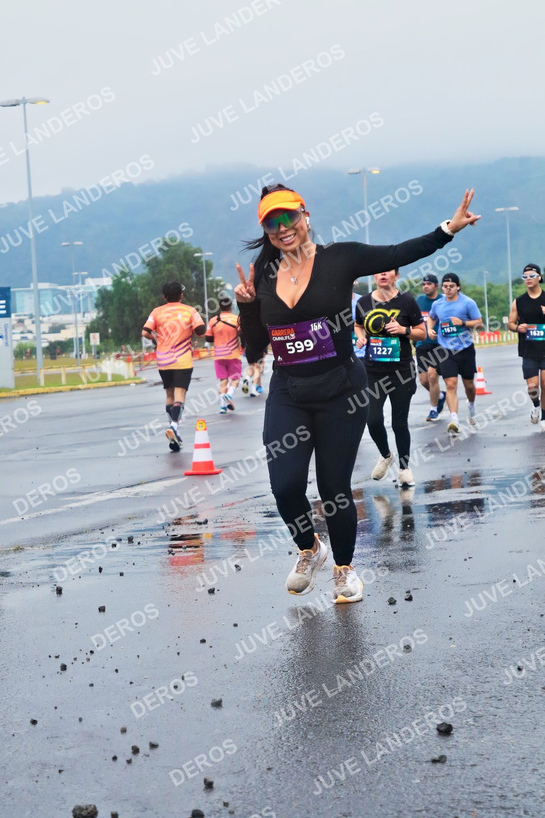 Foto de la CARRERA OMNILIFE GUADALAJARA en Estadio Akron, Zapopan a las 07:42 · dorsal 599, 1227, 1629, 1676