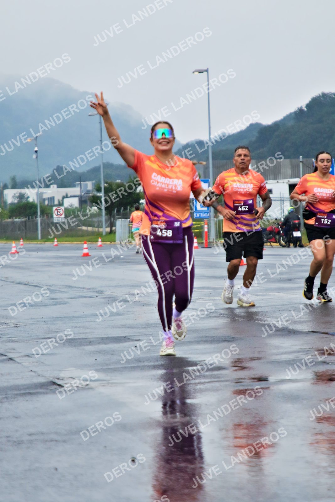 Foto de la CARRERA OMNILIFE GUADALAJARA en Estadio Akron, Zapopan a las 08:11 · dorsal 458, 462, 152