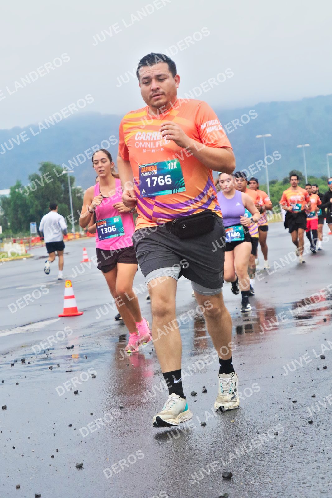 Foto de la CARRERA OMNILIFE GUADALAJARA en Estadio Akron, Zapopan a las 07:43 · dorsal 1766, 1306, 1489