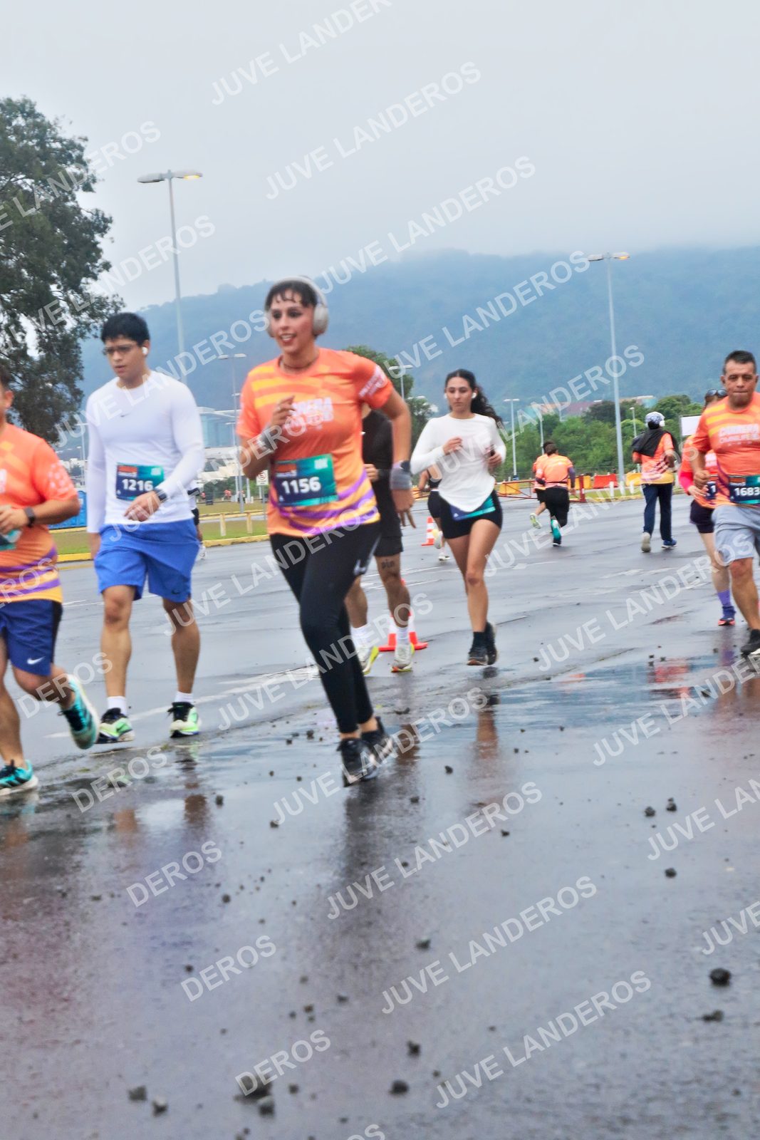 Foto de la CARRERA OMNILIFE GUADALAJARA en Estadio Akron, Zapopan a las 07:43 · dorsal 1156, 1216, 1683
