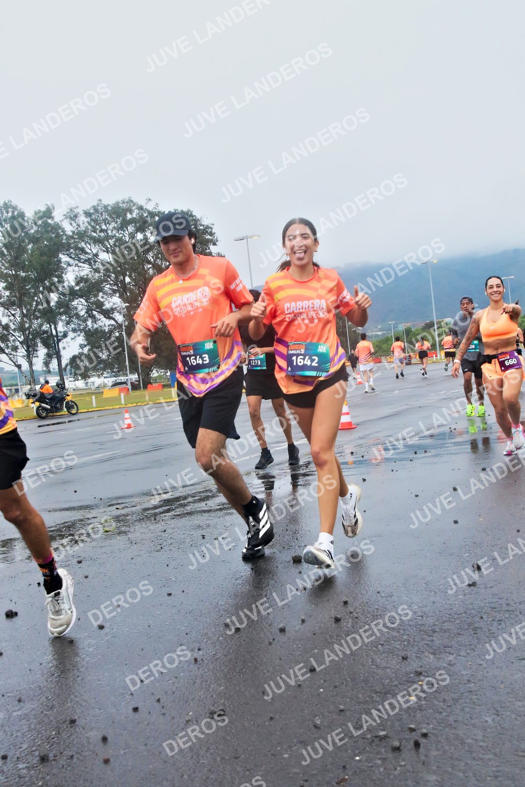 Foto de la CARRERA OMNILIFE GUADALAJARA en Estadio Akron, Zapopan a las 07:39 · dorsal 1642, 1643, 660, 1273