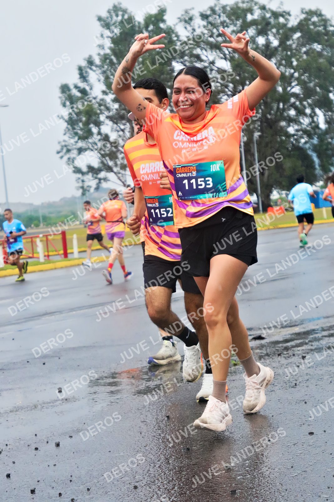 Foto de la CARRERA OMNILIFE GUADALAJARA en Estadio Akron, Zapopan a las 07:44 · dorsal 1153, 1152