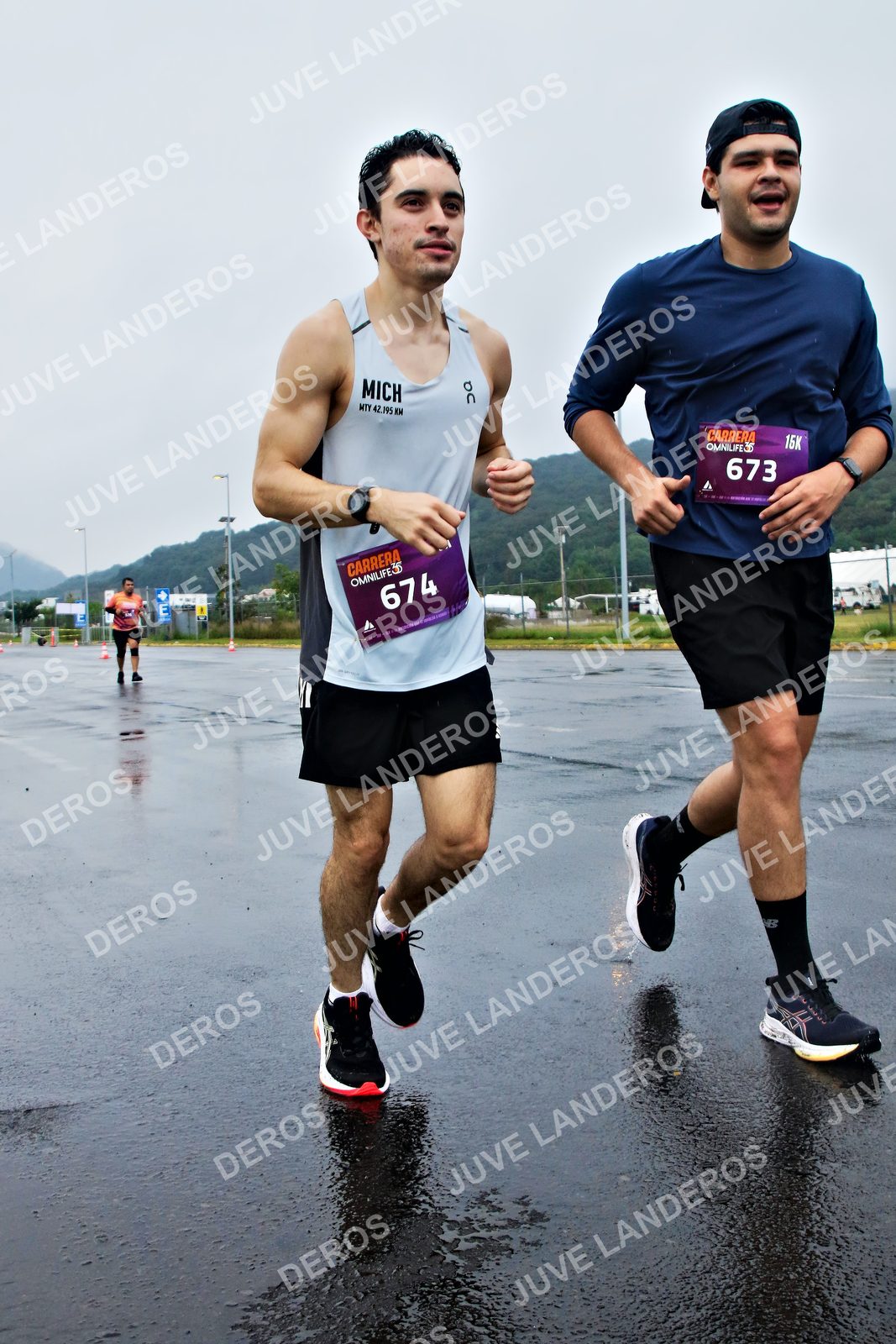 Foto de la CARRERA OMNILIFE GUADALAJARA en Estadio Akron, Zapopan a las 08:05 · dorsal 673, 674