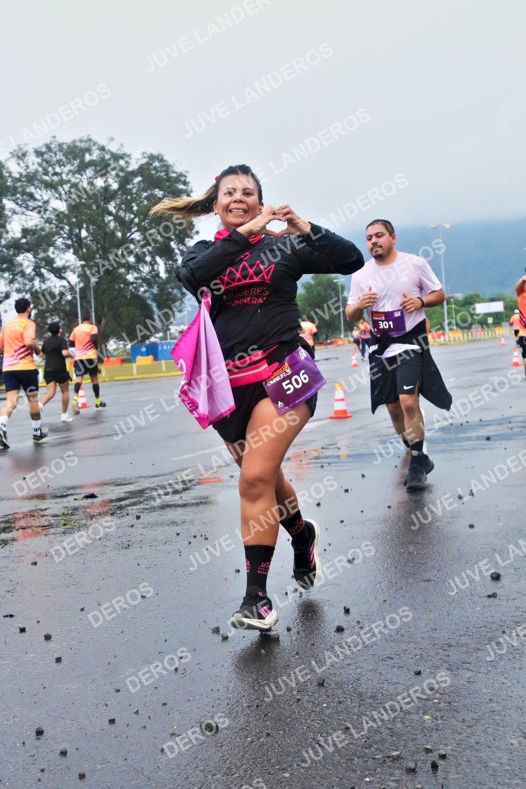 Foto de la CARRERA OMNILIFE GUADALAJARA en Estadio Akron, Zapopan a las 07:45 · dorsal 506, 301