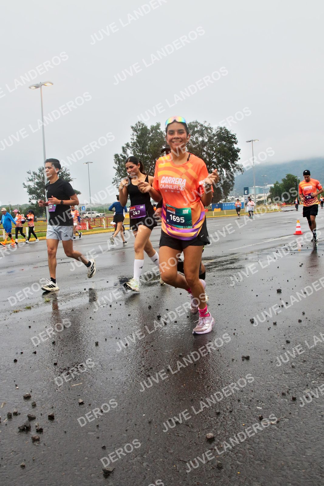 Foto de la CARRERA OMNILIFE GUADALAJARA en Estadio Akron, Zapopan a las 07:32 · dorsal 1695, 247, 132