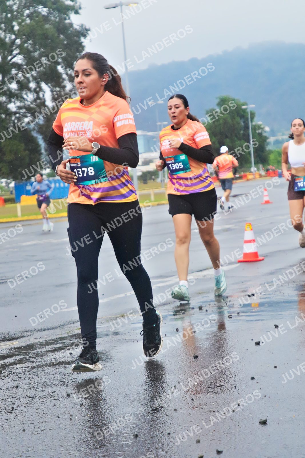 Foto de la CARRERA OMNILIFE GUADALAJARA en Estadio Akron, Zapopan a las 07:43 · dorsal 1378, 1305, 16