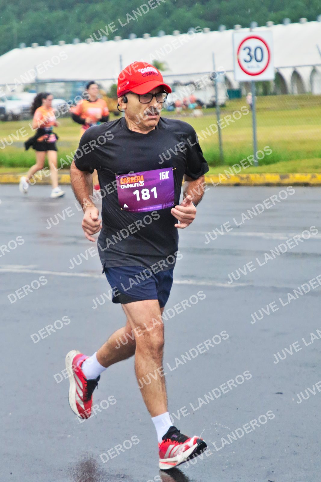 Foto de la CARRERA OMNILIFE GUADALAJARA en Estadio Akron, Zapopan a las 07:51 · dorsal 30, 181