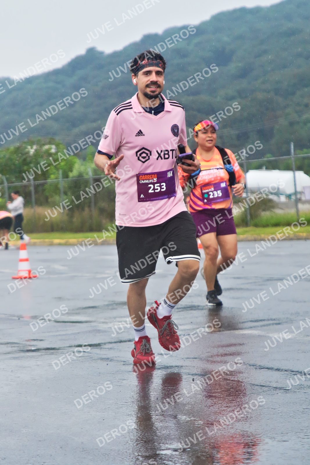 Foto de la CARRERA OMNILIFE GUADALAJARA en Estadio Akron, Zapopan a las 08:04 · dorsal 253, 235