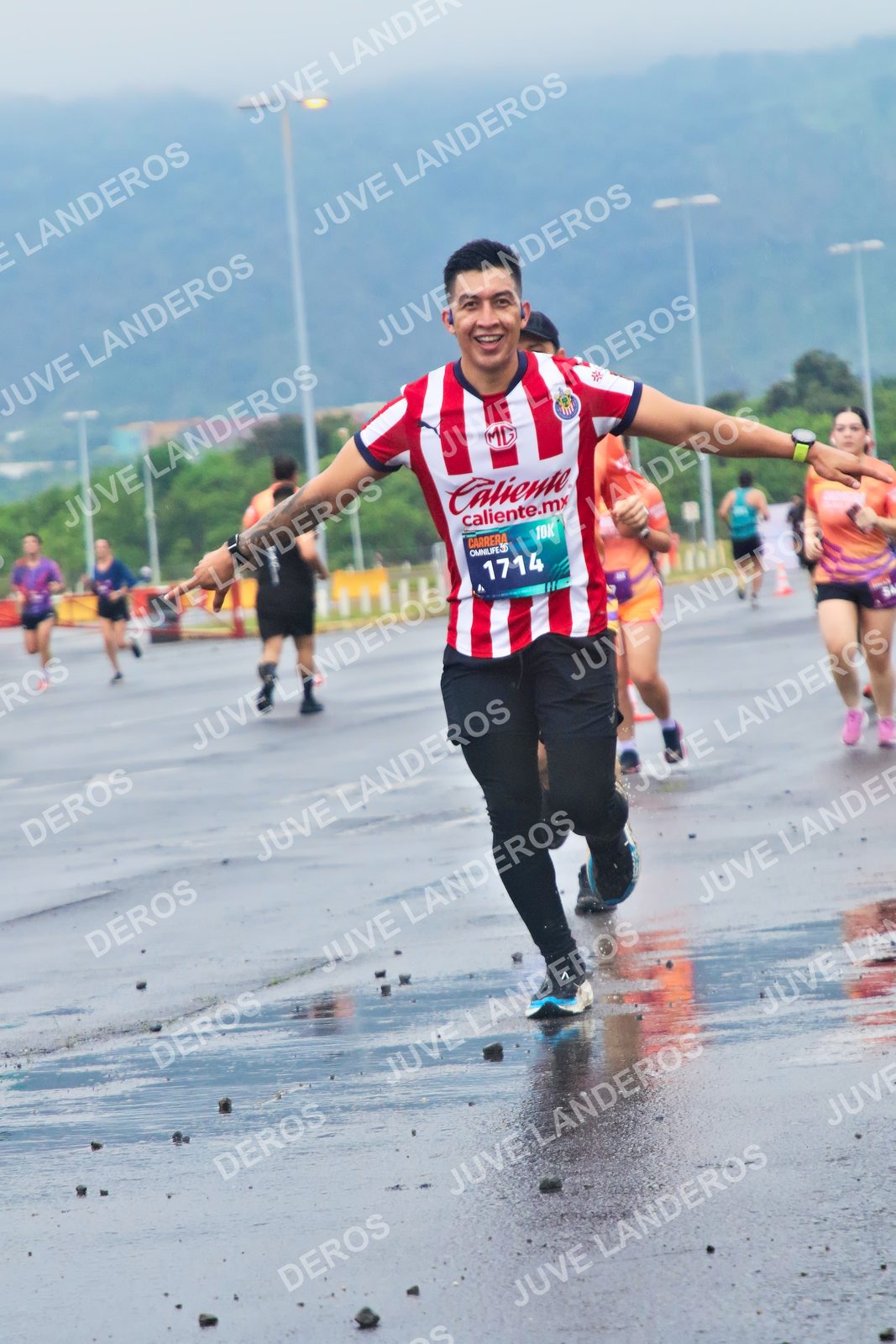 Foto de la CARRERA OMNILIFE GUADALAJARA en Estadio Akron, Zapopan a las 07:41 · dorsal 1714