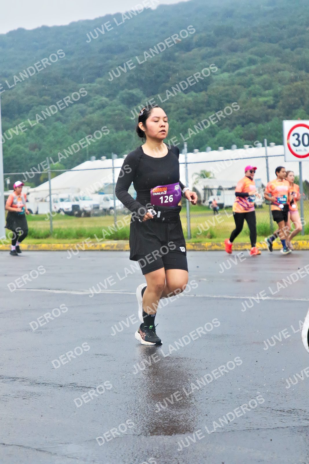 Foto de la CARRERA OMNILIFE GUADALAJARA en Estadio Akron, Zapopan a las 07:52 · dorsal 30, 126