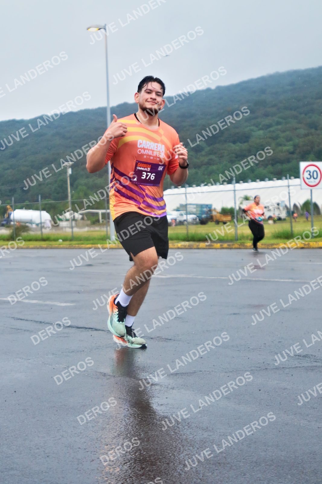 Foto de la CARRERA OMNILIFE GUADALAJARA en Estadio Akron, Zapopan a las 07:53 · dorsal 30, 376