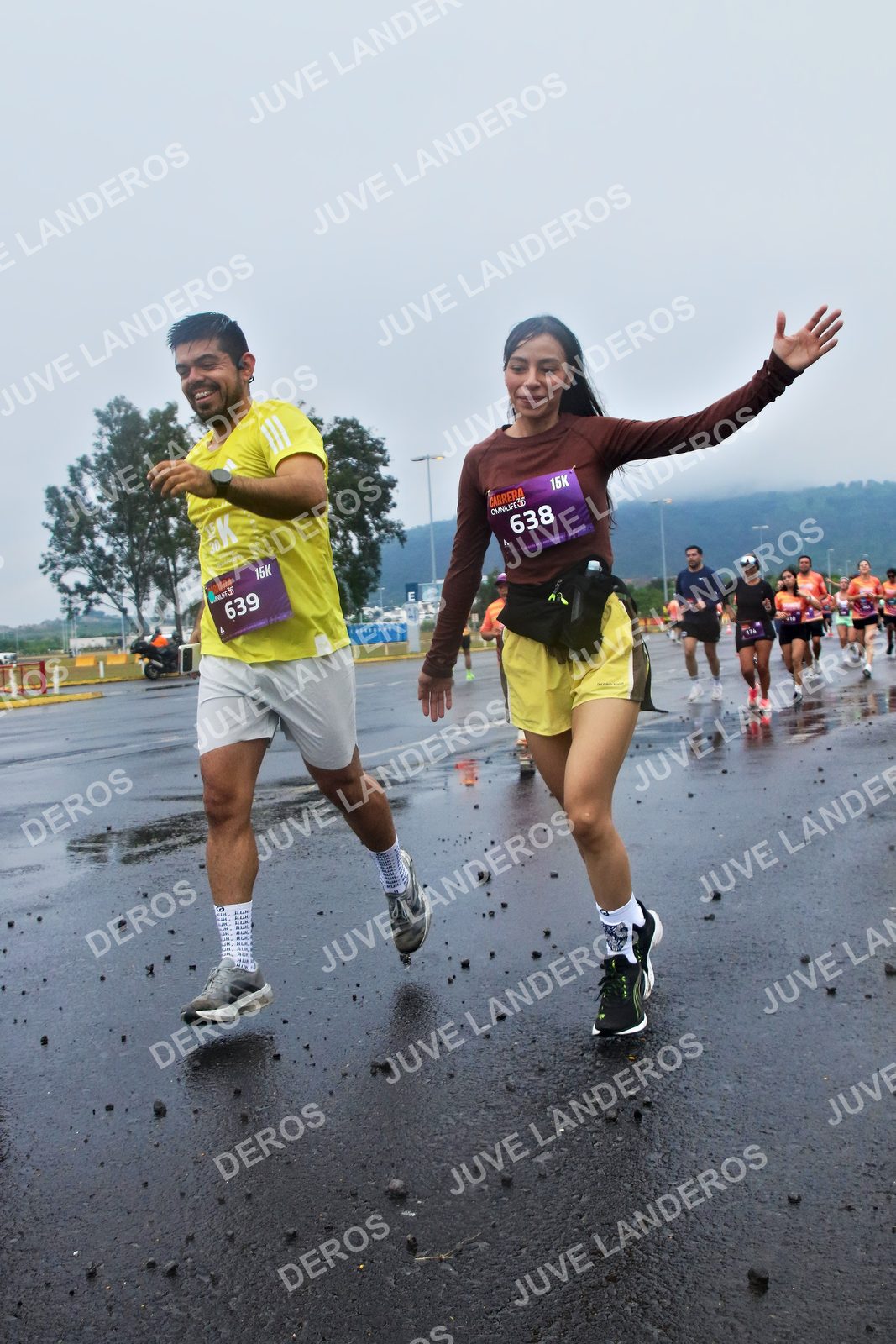 Foto de la CARRERA OMNILIFE GUADALAJARA en Estadio Akron, Zapopan a las 07:36 · dorsal 639, 638