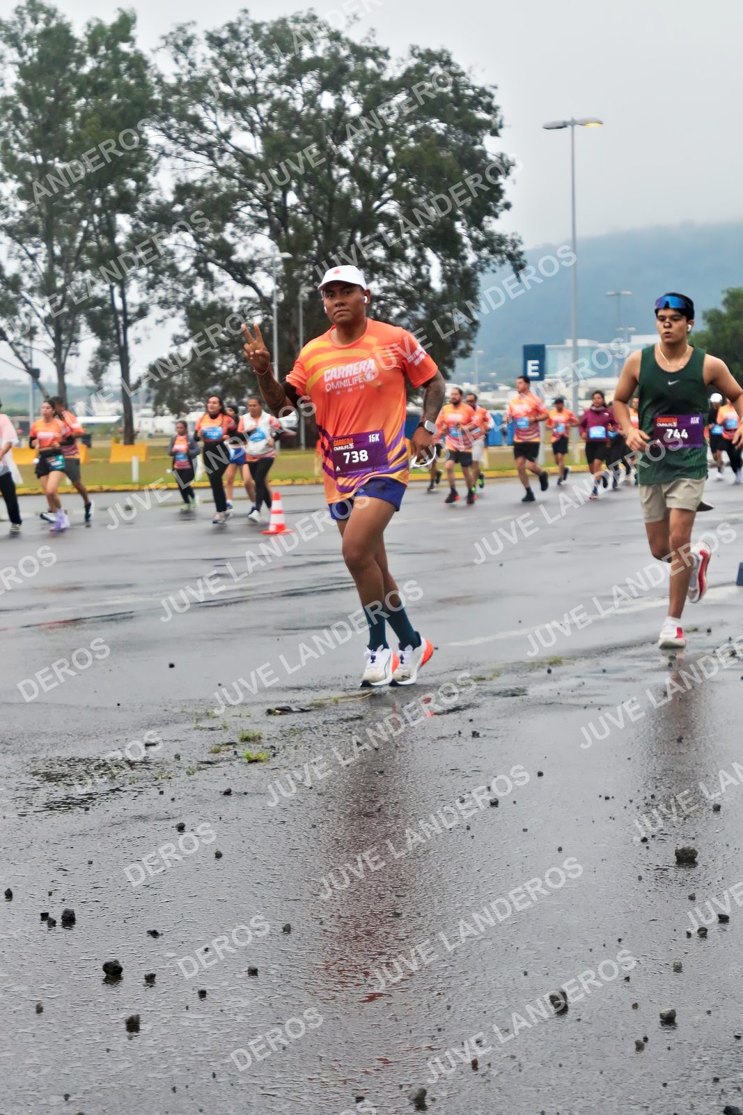 Foto de la CARRERA OMNILIFE GUADALAJARA en Estadio Akron, Zapopan a las 07:25 · dorsal 744, 738