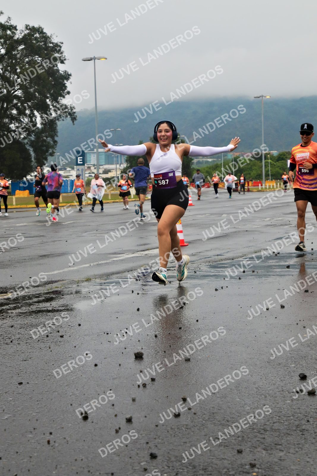 Foto de la CARRERA OMNILIFE GUADALAJARA en Estadio Akron, Zapopan a las 07:32 · dorsal 587, 596