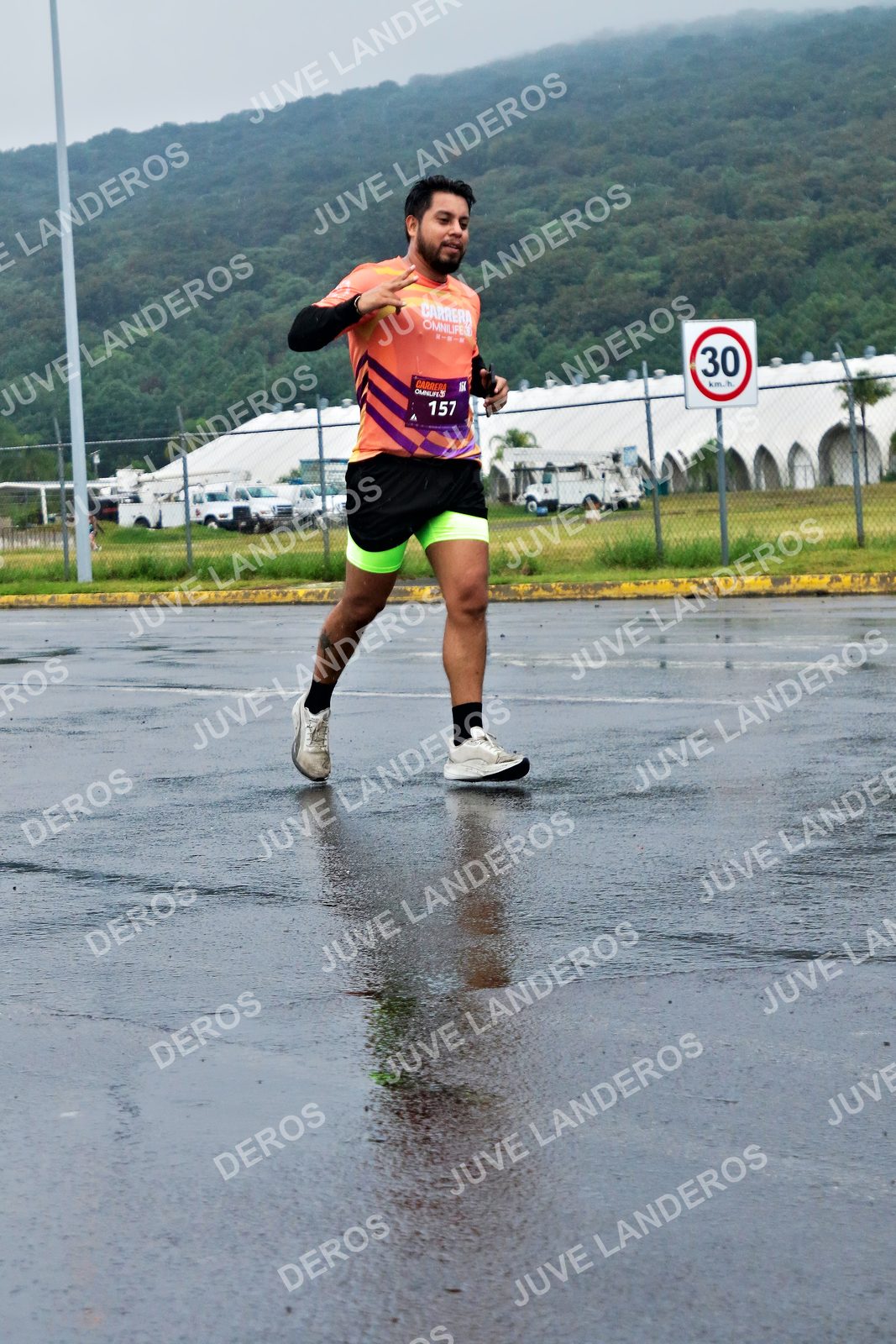 Foto de la CARRERA OMNILIFE GUADALAJARA en Estadio Akron, Zapopan a las 08:06 · dorsal 30, 157