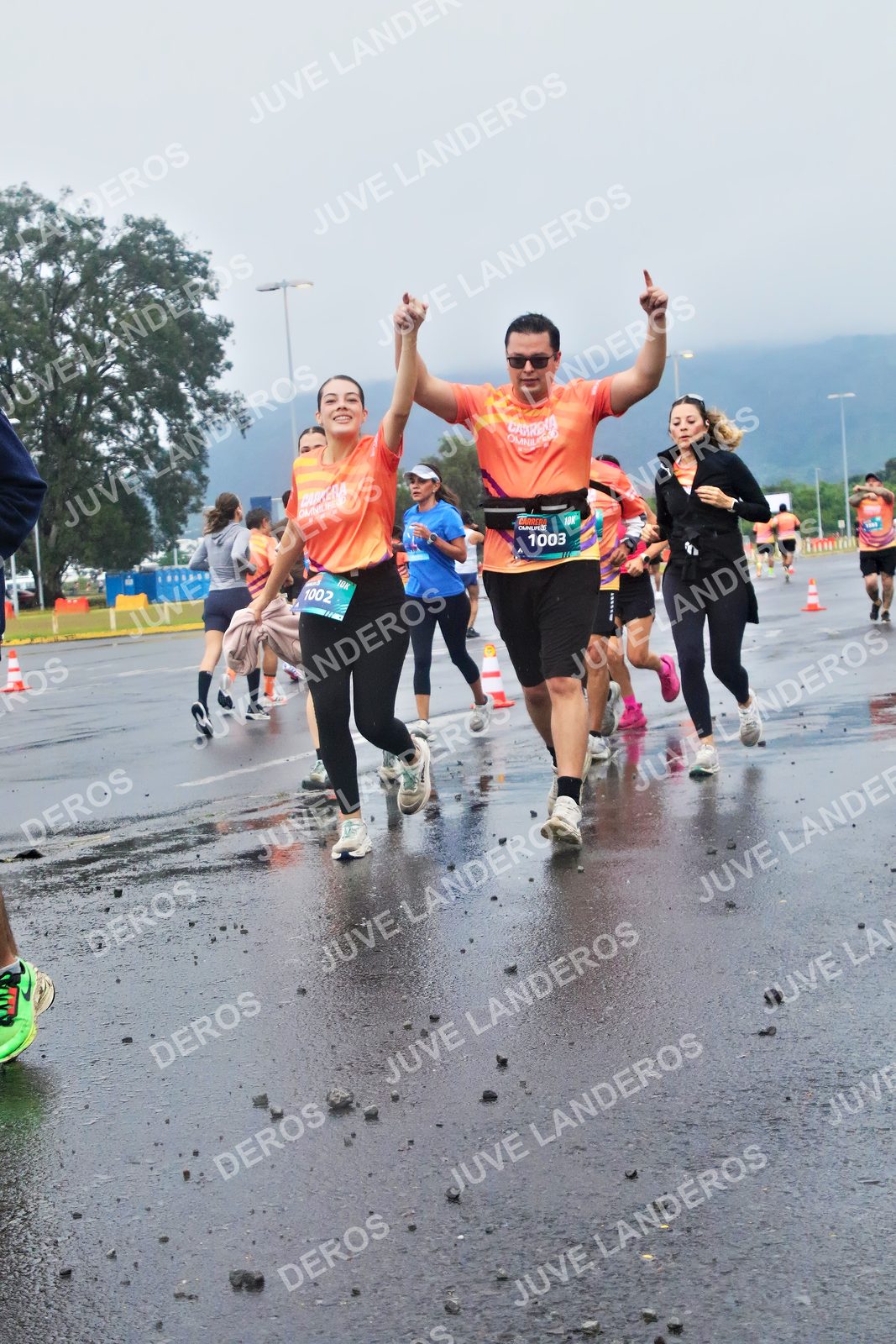 Foto de la CARRERA OMNILIFE GUADALAJARA en Estadio Akron, Zapopan a las 07:45 · dorsal 1003, 1002