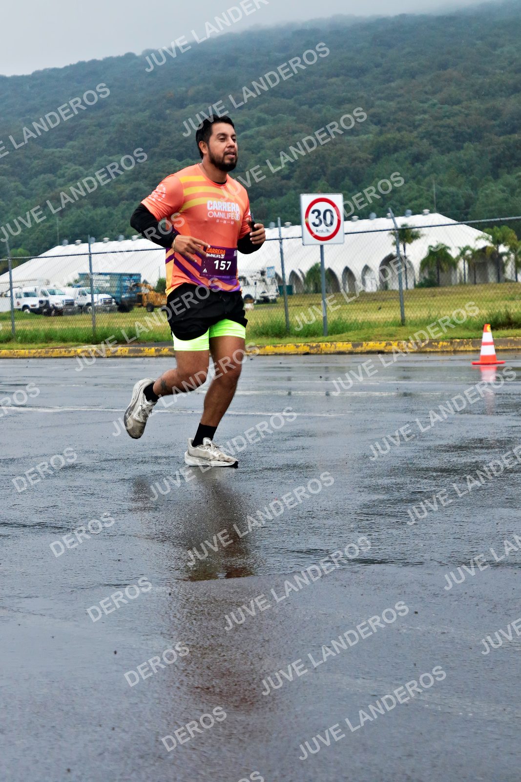Foto de la CARRERA OMNILIFE GUADALAJARA en Estadio Akron, Zapopan a las 08:06 · dorsal 30, 157