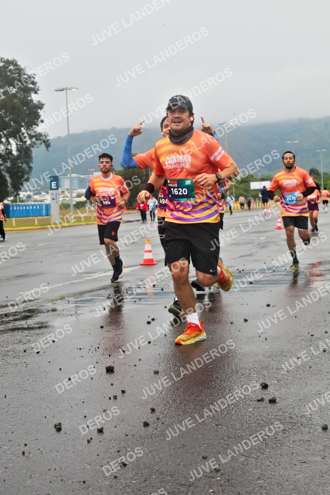 Foto de la CARRERA OMNILIFE GUADALAJARA en Estadio Akron, Zapopan a las 07:33 · dorsal 1620, 194, 494, 2470