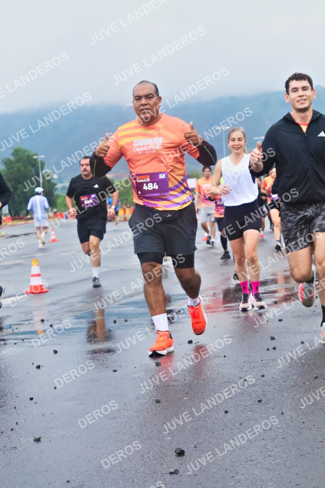 Foto de la CARRERA OMNILIFE GUADALAJARA en Estadio Akron, Zapopan a las 07:38 · dorsal 484, 540