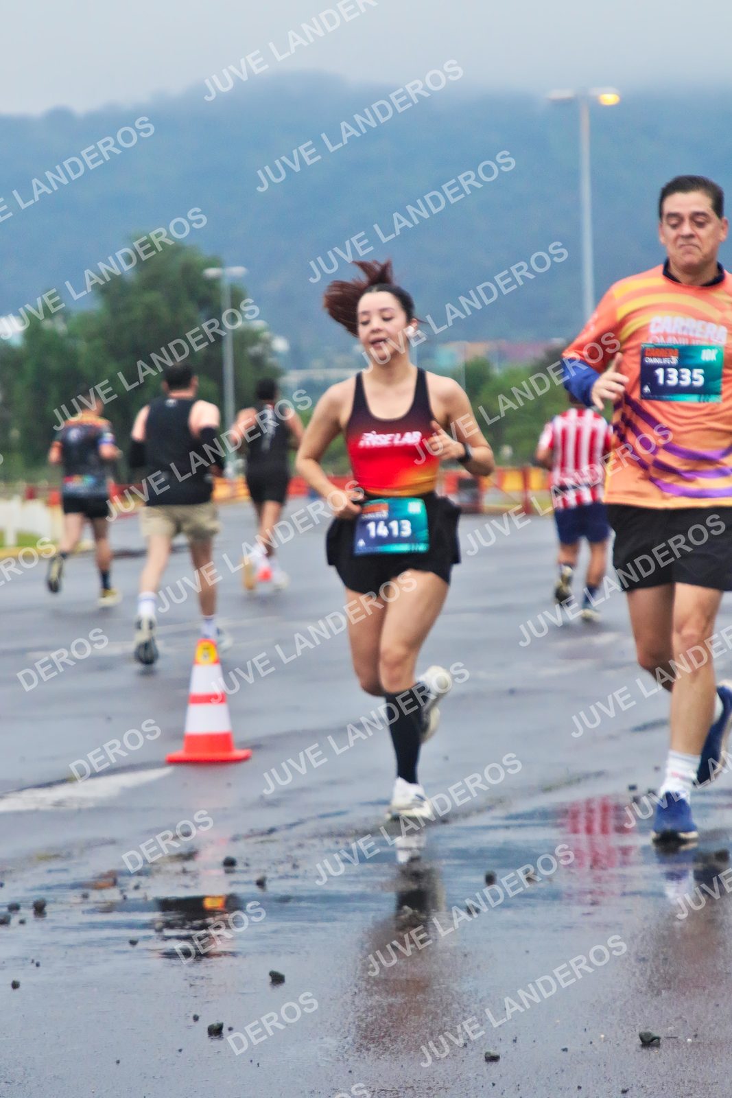 Foto de la CARRERA OMNILIFE GUADALAJARA en Estadio Akron, Zapopan a las 07:38 · dorsal 1335, 1413