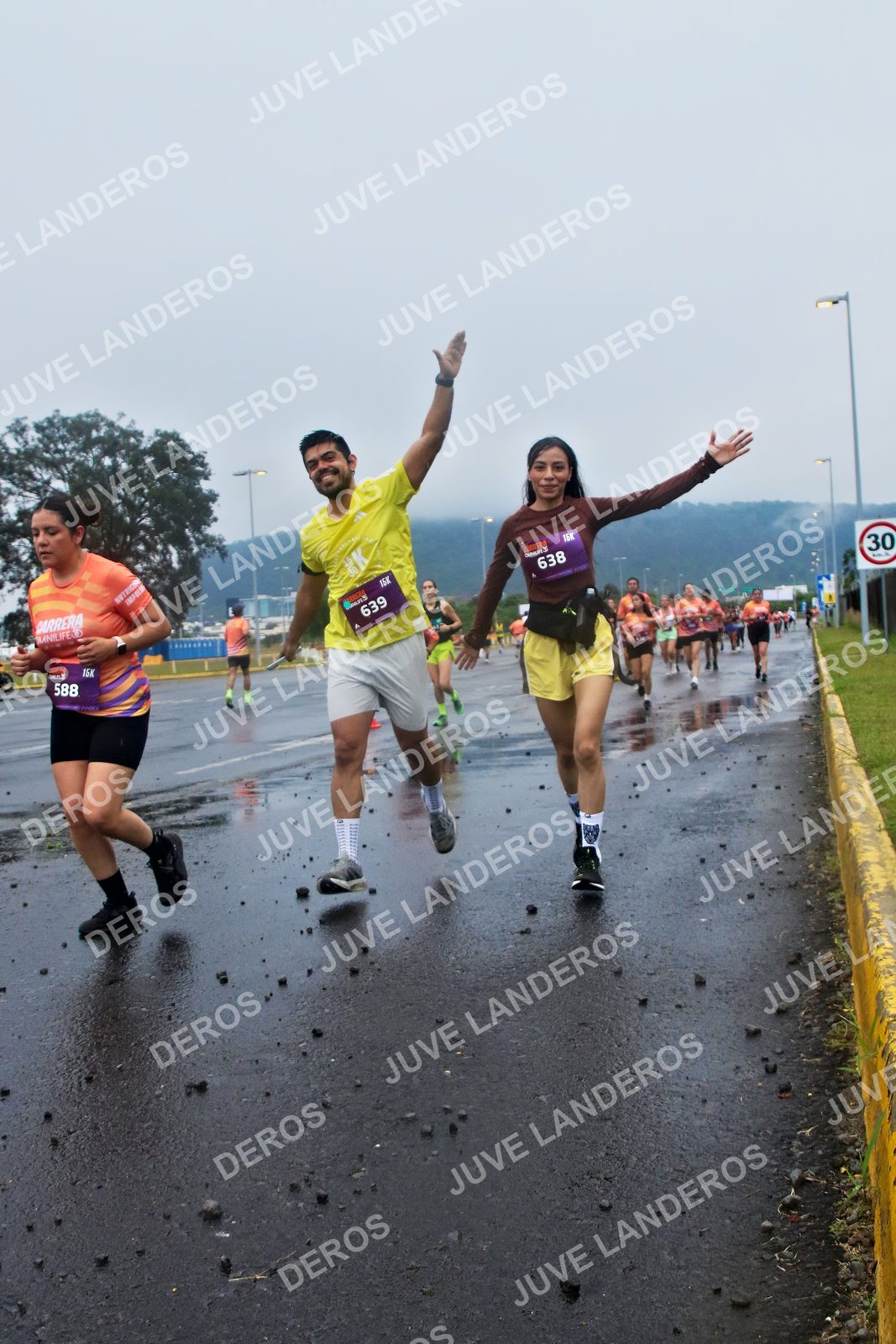 Foto de la CARRERA OMNILIFE GUADALAJARA en Estadio Akron, Zapopan a las 07:36 · dorsal 30, 588, 638, 639