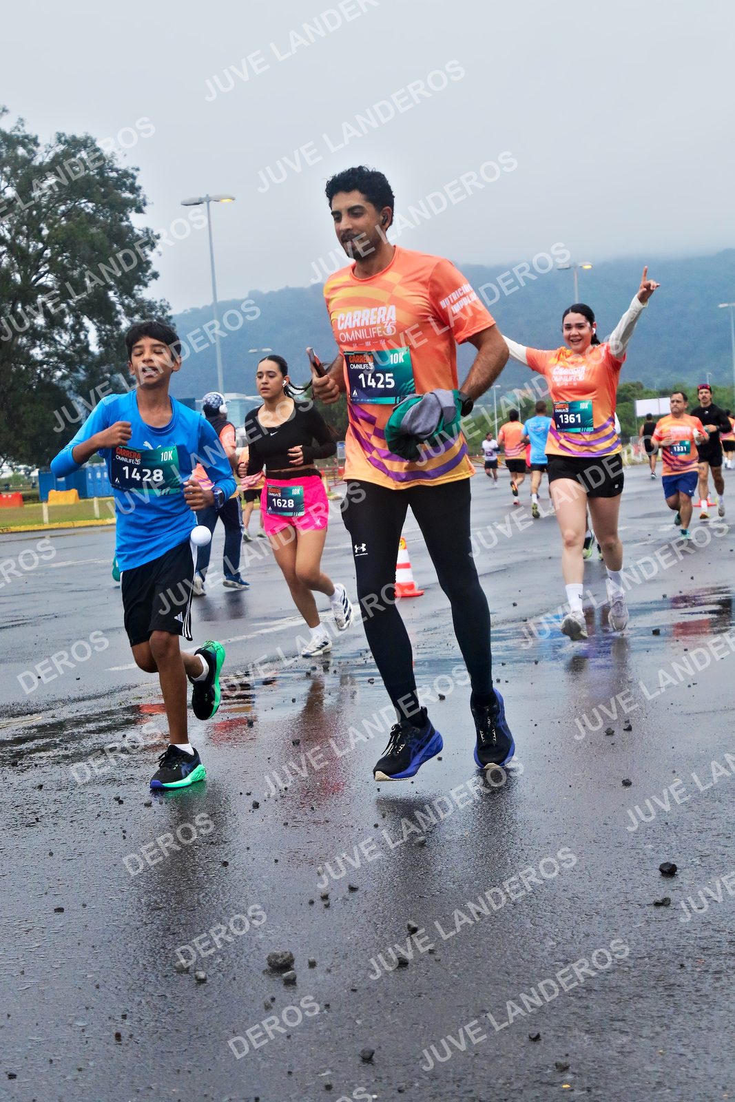 Foto de la CARRERA OMNILIFE GUADALAJARA en Estadio Akron, Zapopan a las 07:43 · dorsal 1425, 1628, 1428, 1361
