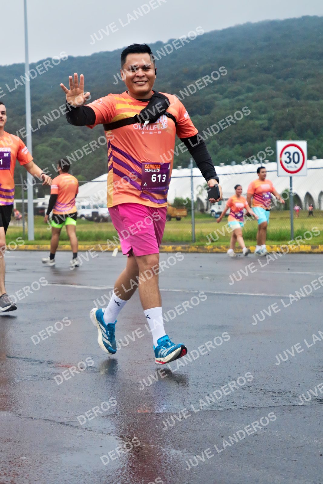 Foto de la CARRERA OMNILIFE GUADALAJARA en Estadio Akron, Zapopan a las 07:52 · dorsal 30, 613
