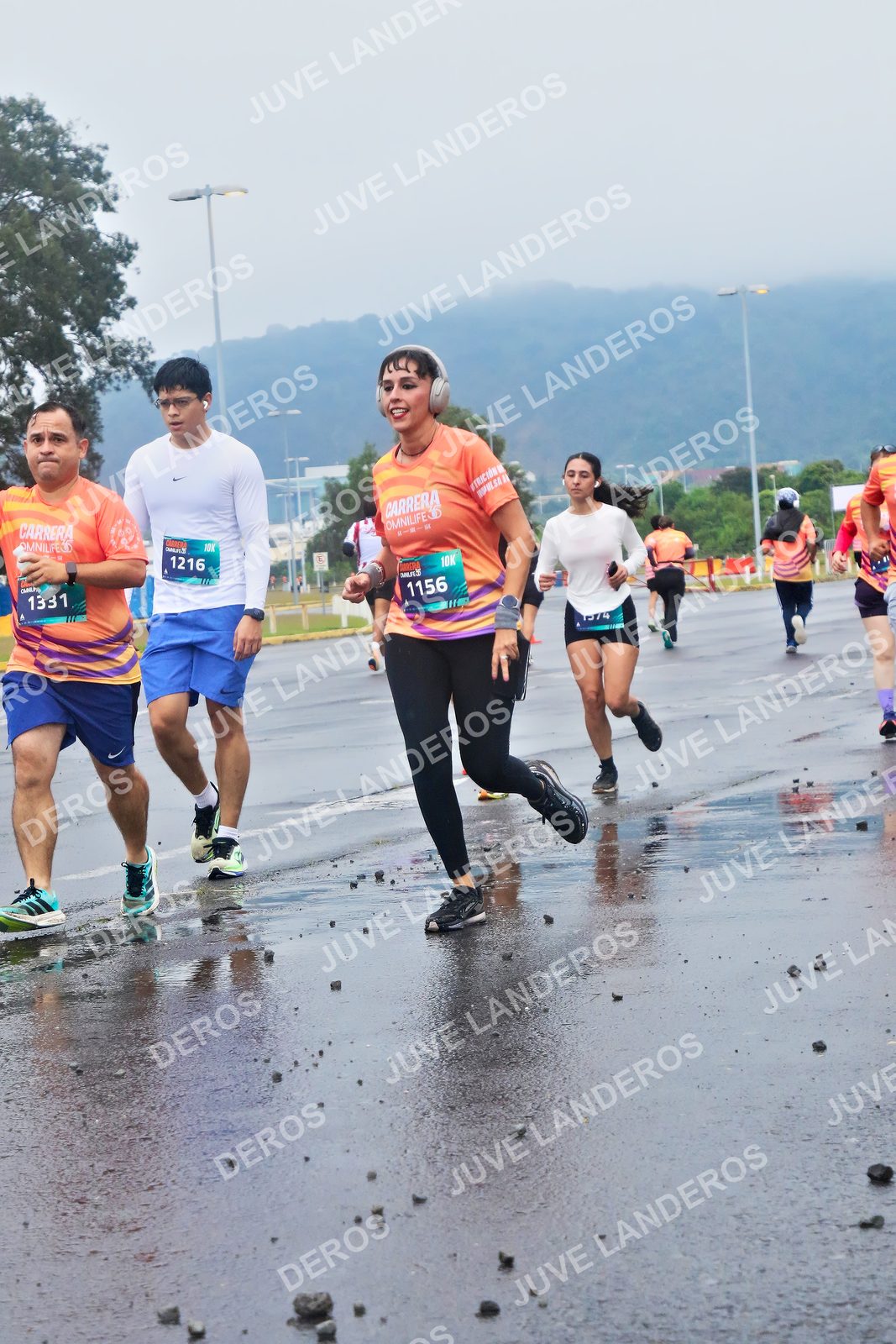 Foto de la CARRERA OMNILIFE GUADALAJARA en Estadio Akron, Zapopan a las 07:43 · dorsal 1156, 1331, 1216
