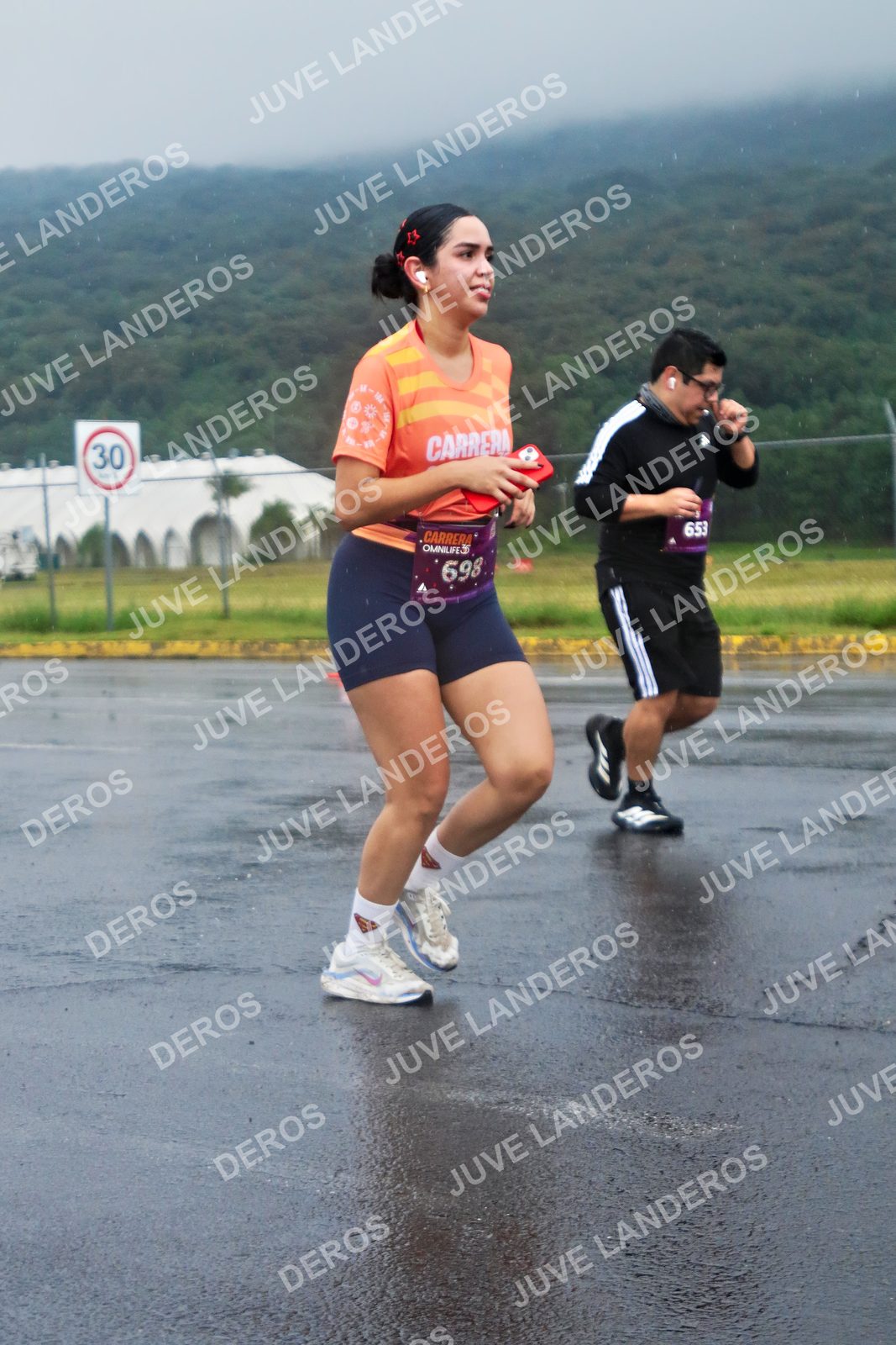Foto de la CARRERA OMNILIFE GUADALAJARA en Estadio Akron, Zapopan a las 08:01 · dorsal 30, 653, 698