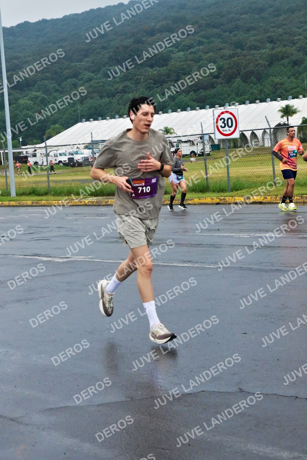 Foto de la CARRERA OMNILIFE GUADALAJARA en Estadio Akron, Zapopan a las 07:51 · dorsal 30, 710, 1516