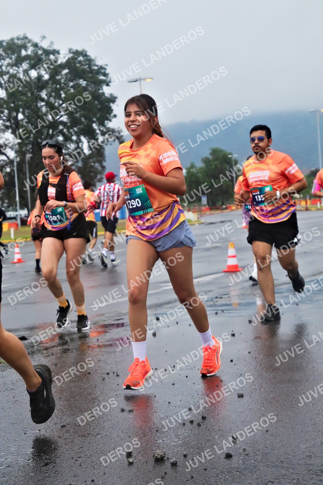Foto de la CARRERA OMNILIFE GUADALAJARA en Estadio Akron, Zapopan a las 07:46 · dorsal 1290, 1581, 135
