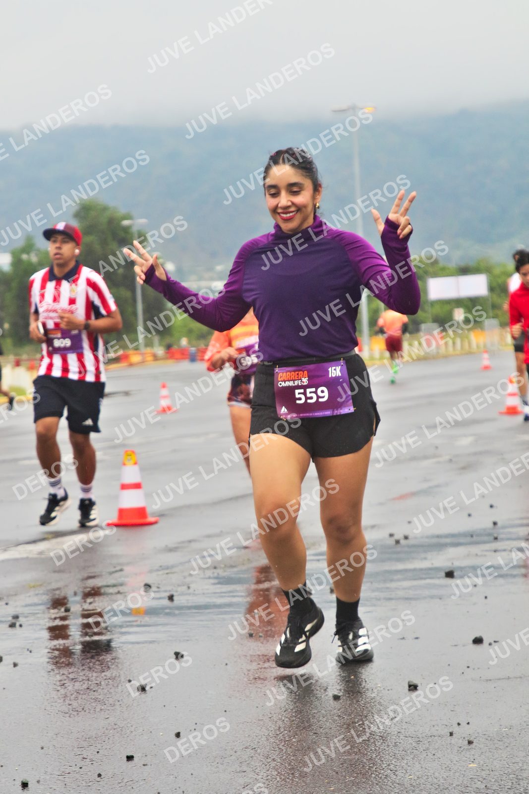 Foto de la CARRERA OMNILIFE GUADALAJARA en Estadio Akron, Zapopan a las 07:34 · dorsal 559, 505, 809