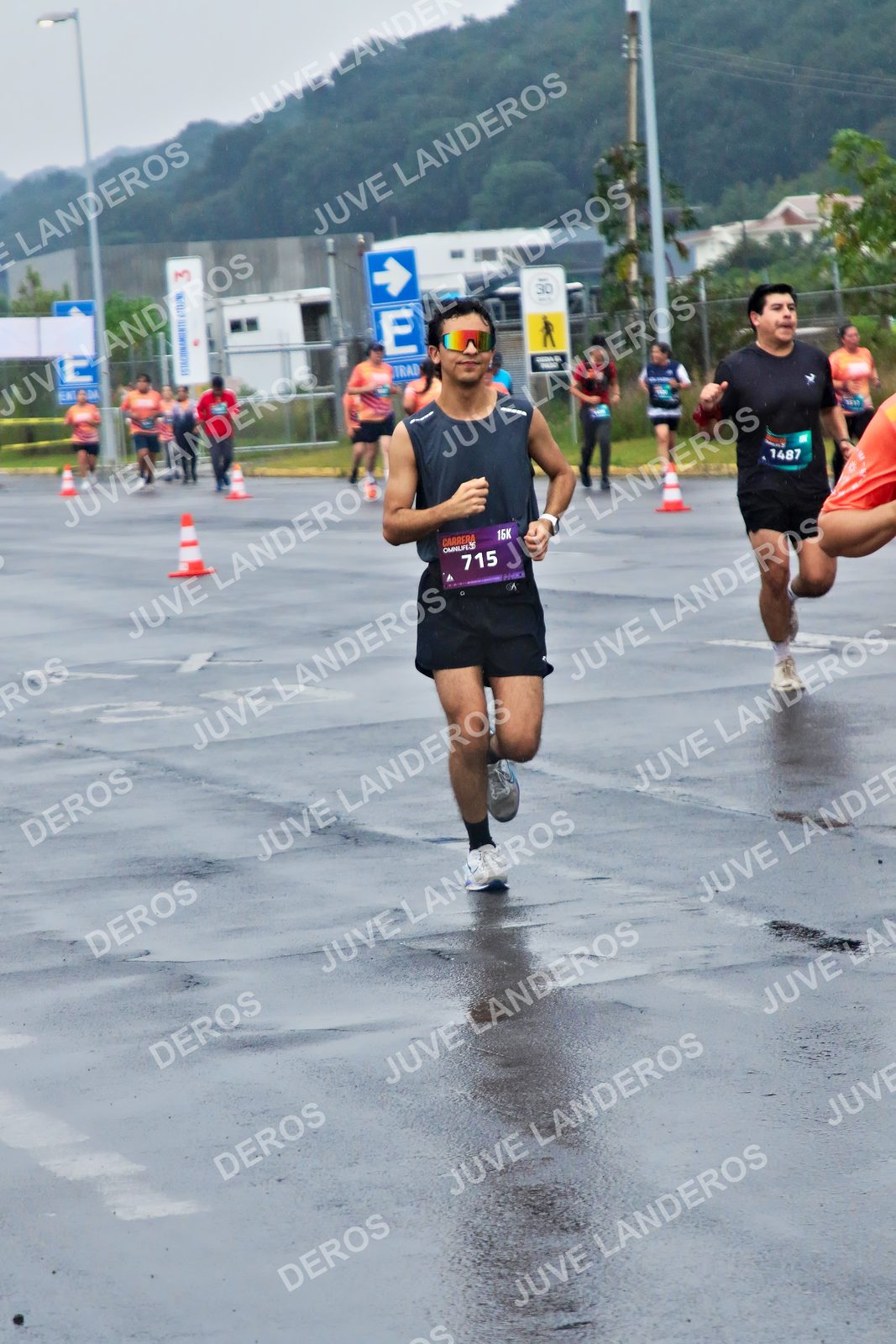 Foto de la CARRERA OMNILIFE GUADALAJARA en Estadio Akron, Zapopan a las 07:51 · dorsal 715, 1487