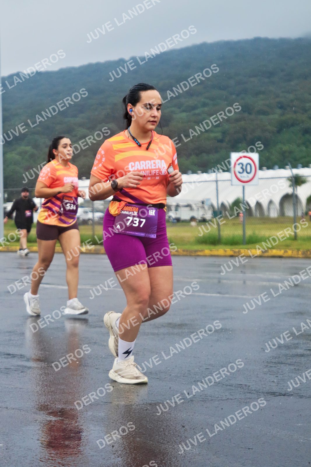Foto de la CARRERA OMNILIFE GUADALAJARA en Estadio Akron, Zapopan a las 08:00 · dorsal 30, 737, 534