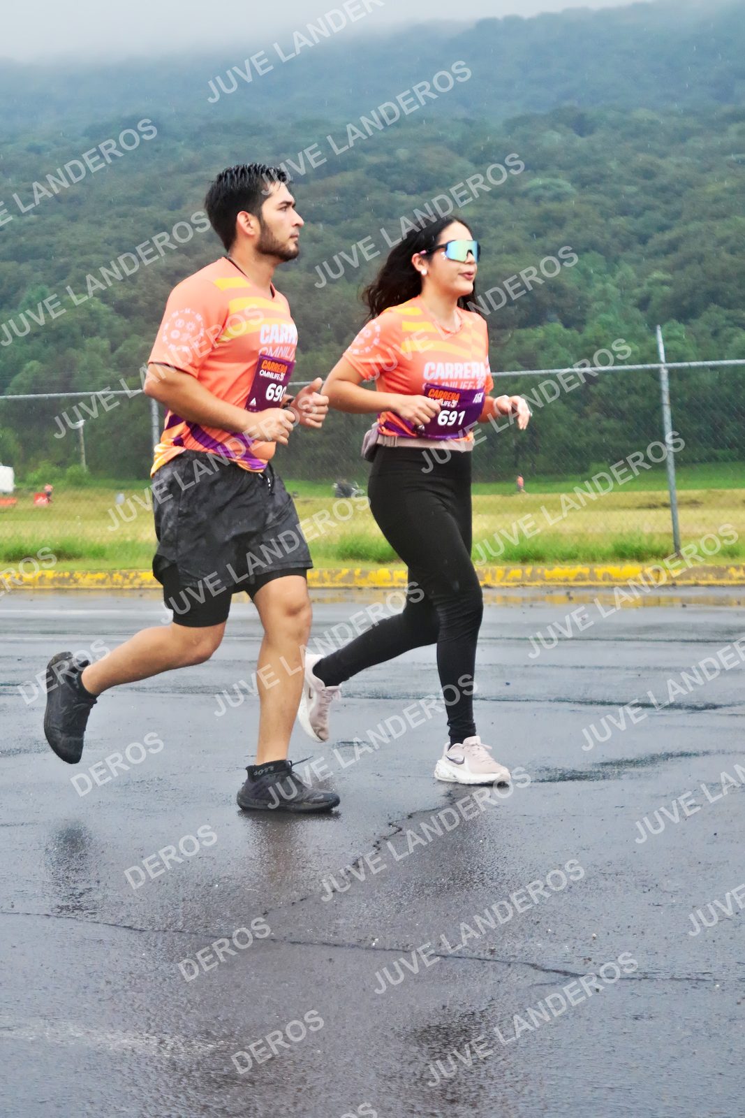 Foto de la CARRERA OMNILIFE GUADALAJARA en Estadio Akron, Zapopan a las 07:55 · dorsal 691, 690
