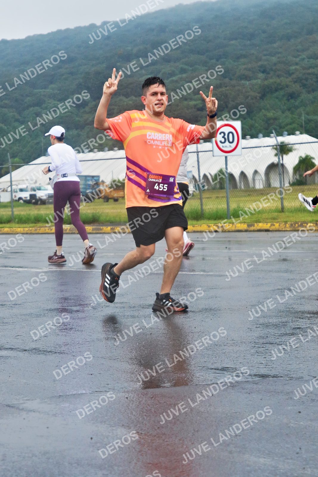 Foto de la CARRERA OMNILIFE GUADALAJARA en Estadio Akron, Zapopan a las 08:02 · dorsal 30, 455