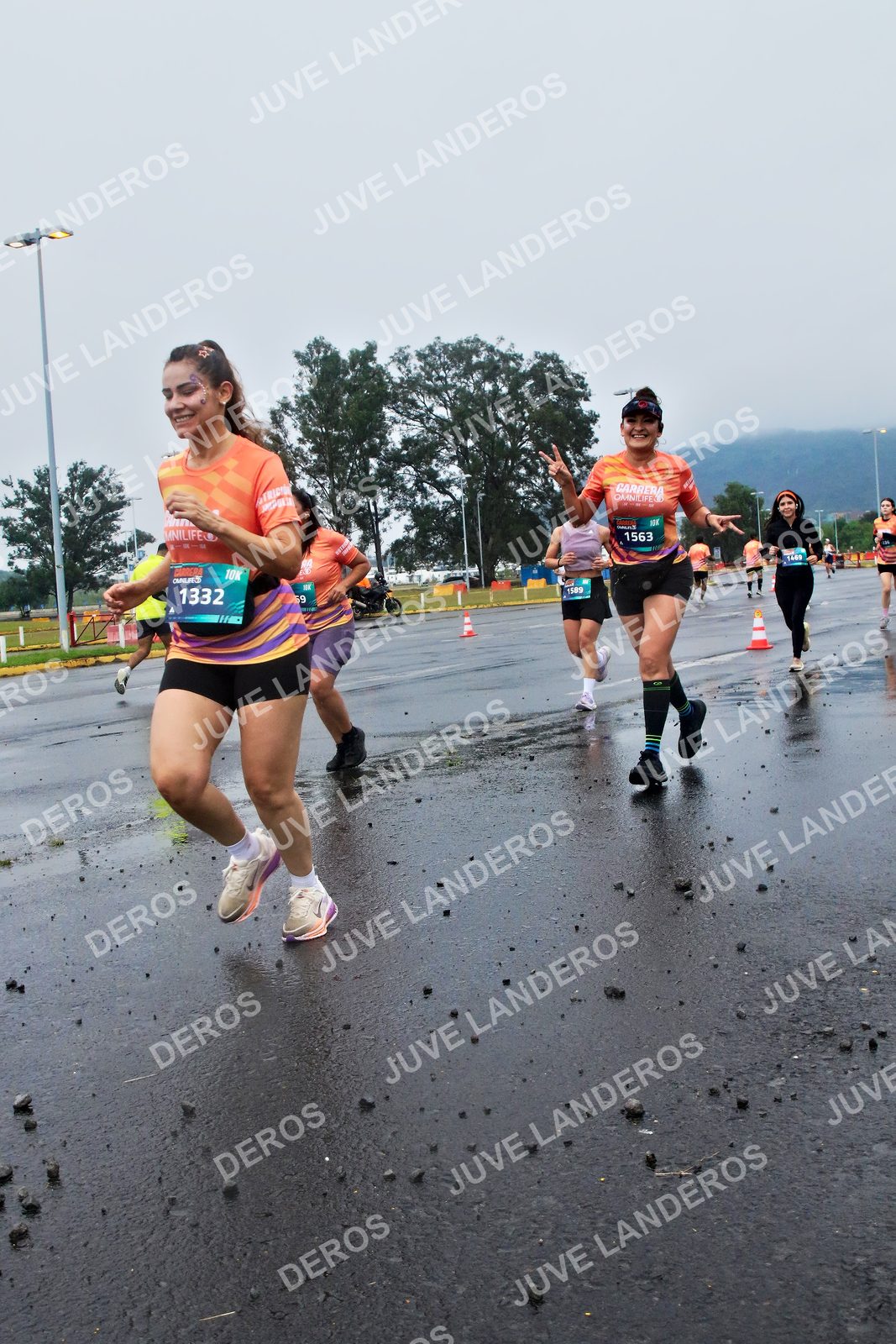 Foto de la CARRERA OMNILIFE GUADALAJARA en Estadio Akron, Zapopan a las 07:44 · dorsal 1332, 1563, 69, 1589