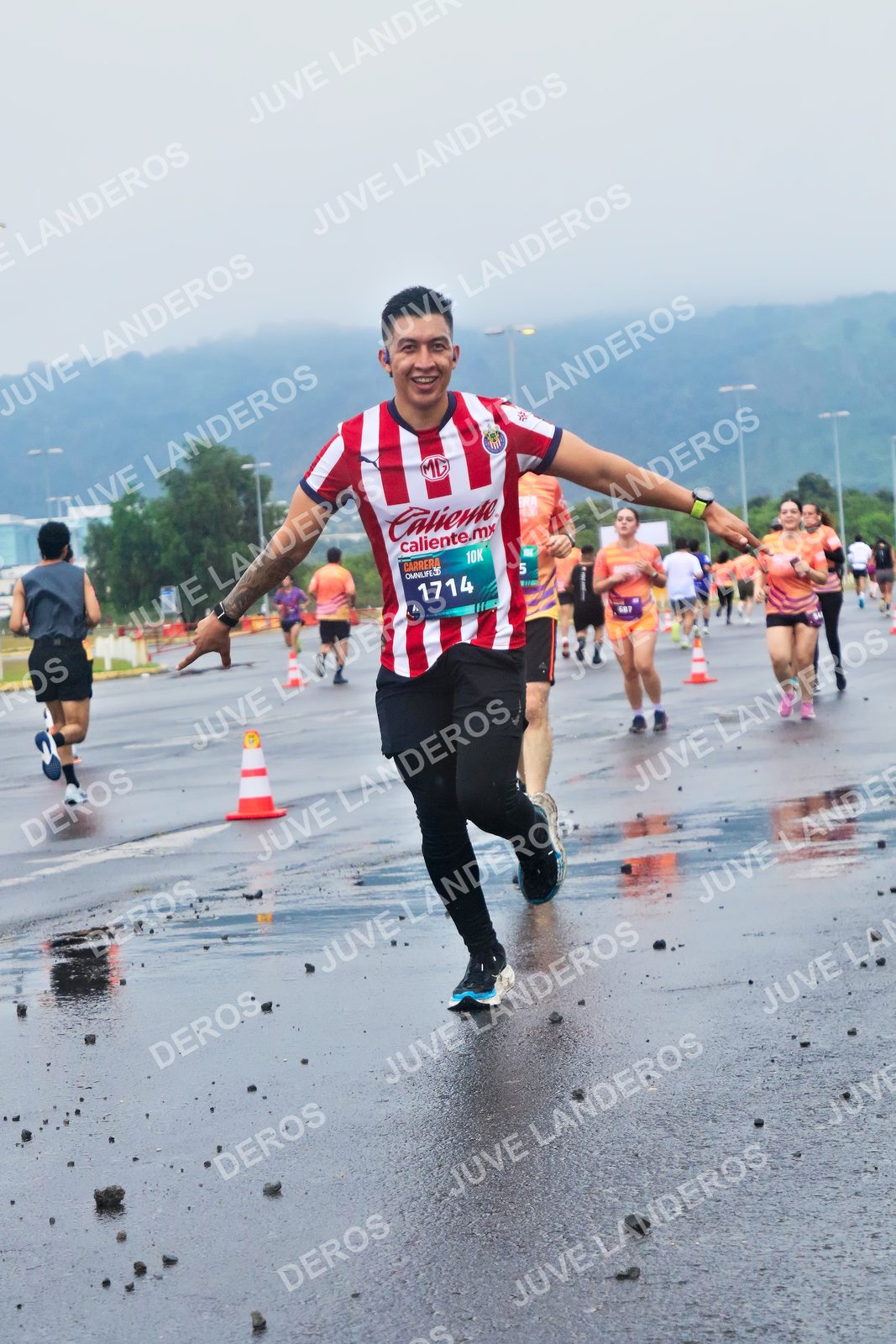 Foto de la CARRERA OMNILIFE GUADALAJARA en Estadio Akron, Zapopan a las 07:41 · dorsal 1714