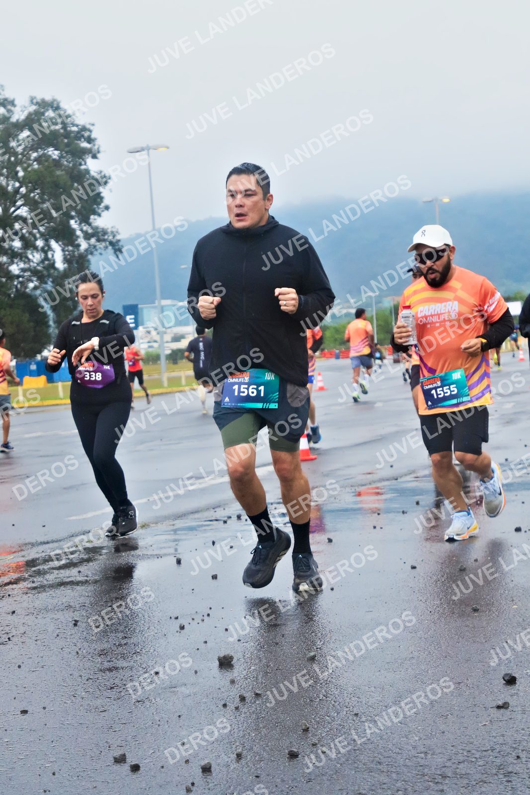 Foto de la CARRERA OMNILIFE GUADALAJARA en Estadio Akron, Zapopan a las 07:41 · dorsal 1561, 338, 1555