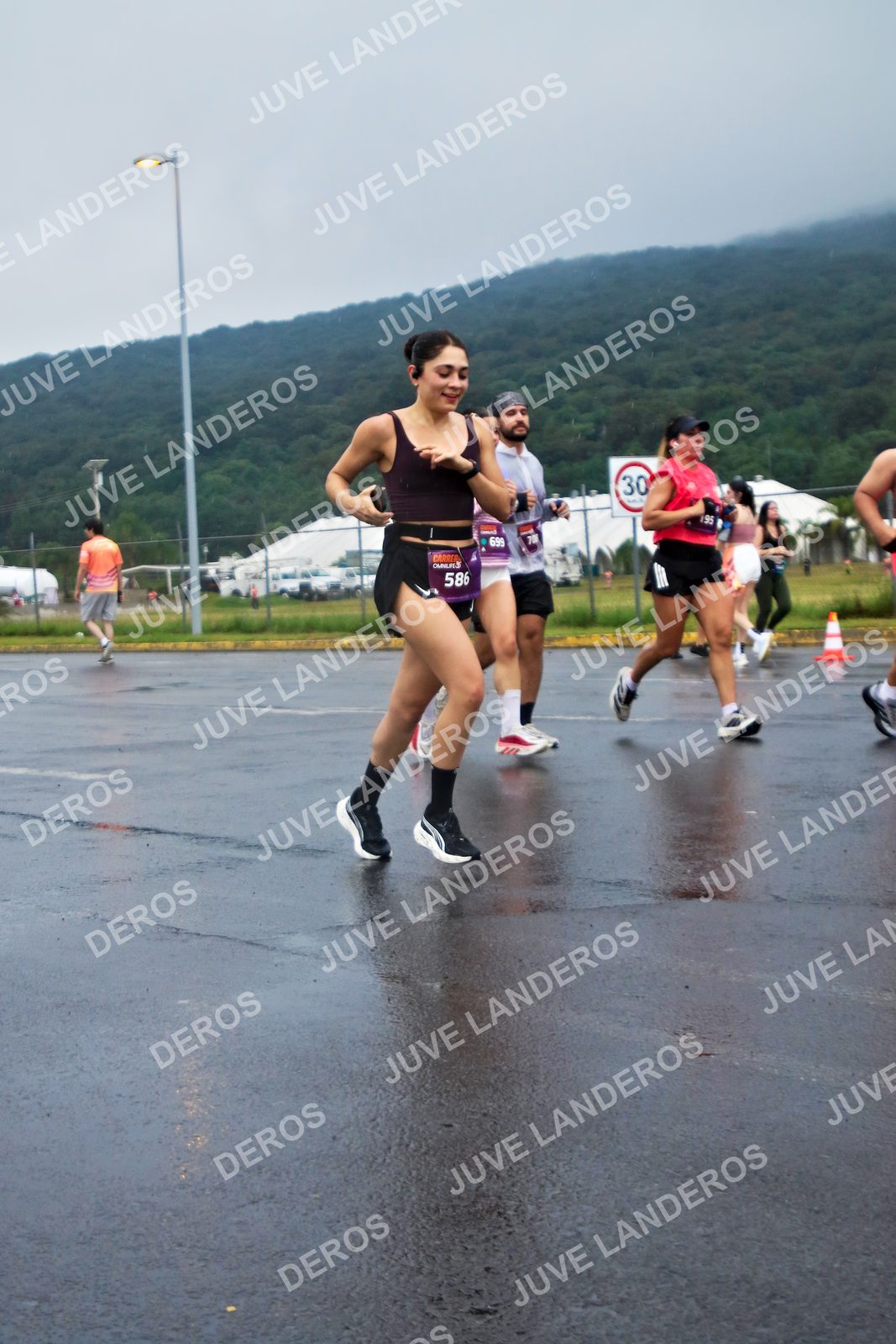 Foto de la CARRERA OMNILIFE GUADALAJARA en Estadio Akron, Zapopan a las 07:53 · dorsal 586, 30, 699, 195