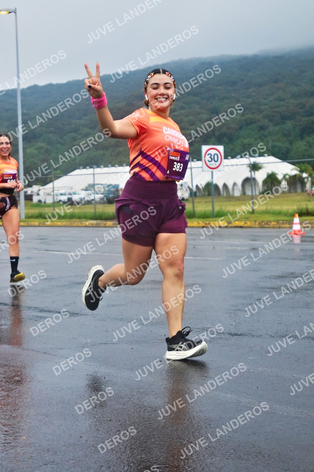 Foto de la CARRERA OMNILIFE GUADALAJARA en Estadio Akron, Zapopan a las 07:58 · dorsal 30, 383