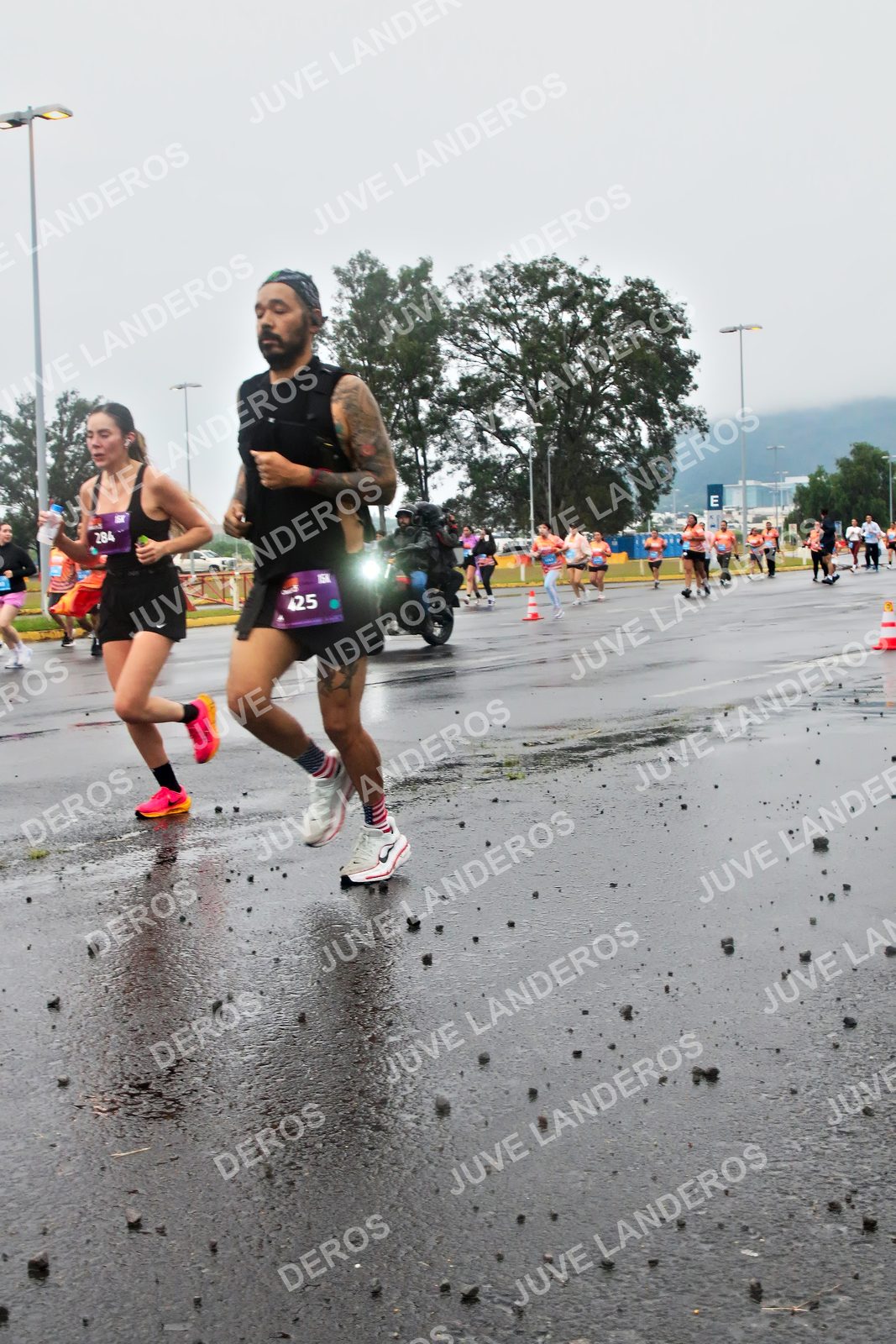 Foto de la CARRERA OMNILIFE GUADALAJARA en Estadio Akron, Zapopan a las 07:27 · dorsal 284, 425