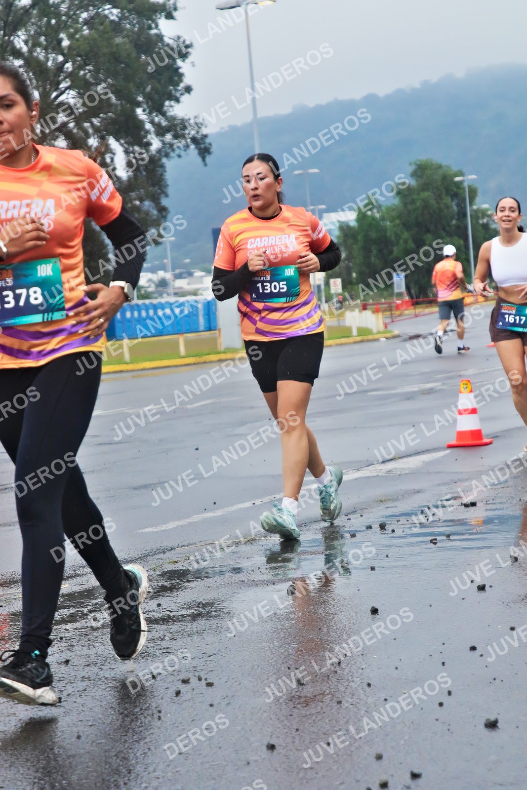 Foto de la CARRERA OMNILIFE GUADALAJARA en Estadio Akron, Zapopan a las 07:43 · dorsal 1305, 1617, 378